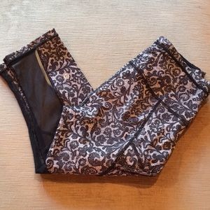 LULULEMON CAPRIS SIZE 6